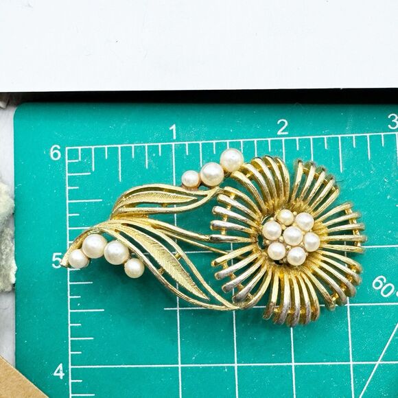 Vintage Lisner Brooch Pin Sunflower Flower Bloom Faux Pearl Gold Tone Estate - Picture 8 of 9